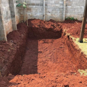 Escavação de piscina, a terra é removida até a profundidade desejada.
